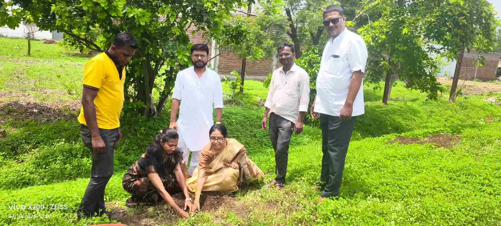 वृक्षारोपण करून युवा नेते वरुण पांडे यांचा वाढदिवस साजरा; स्व. दत्ताजी मेघे यांना श्रद्धांजली अर्पण