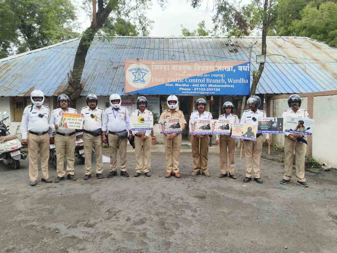 वर्धा जिल्ह्यात हेल्मेट सक्तीची मोहीम सुरू; वाहतूक पोलिसांपासून अंमलबजावणीला प्रारंभ रस्ते अपघातांवर आळा घालण्यासाठी पोलीस प्रशासनाचा पुढाकार
