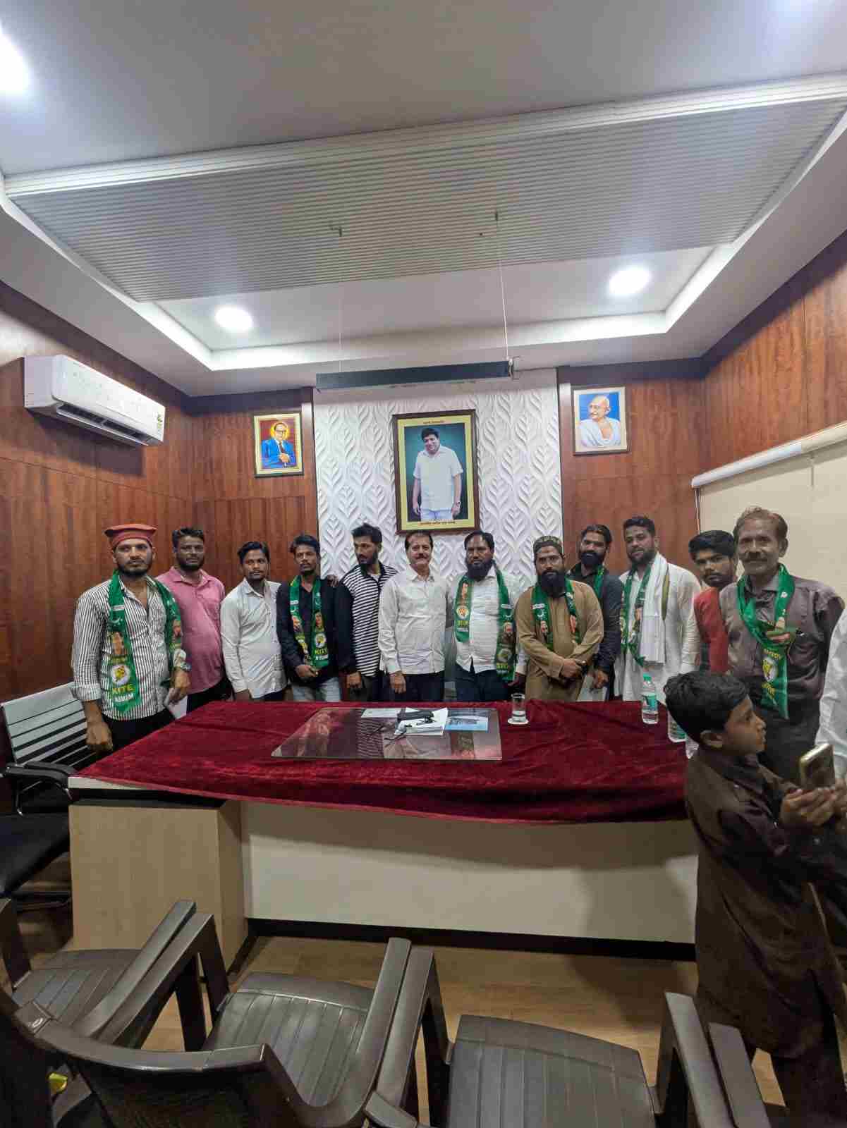 आवारा कुत्तों पर कार्रवाई और अतिक्रमण रोकने की मांग
