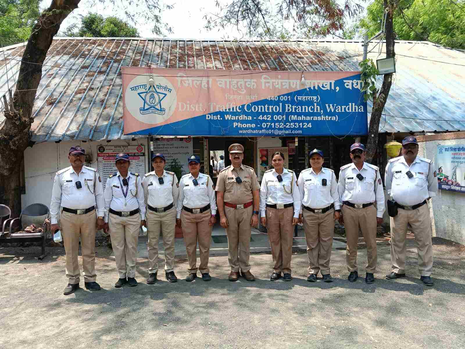 वाहतूक पोलीस अंमलदारांना सुरक्षेसाठी बॉडी वॉर्न कॅमेरे