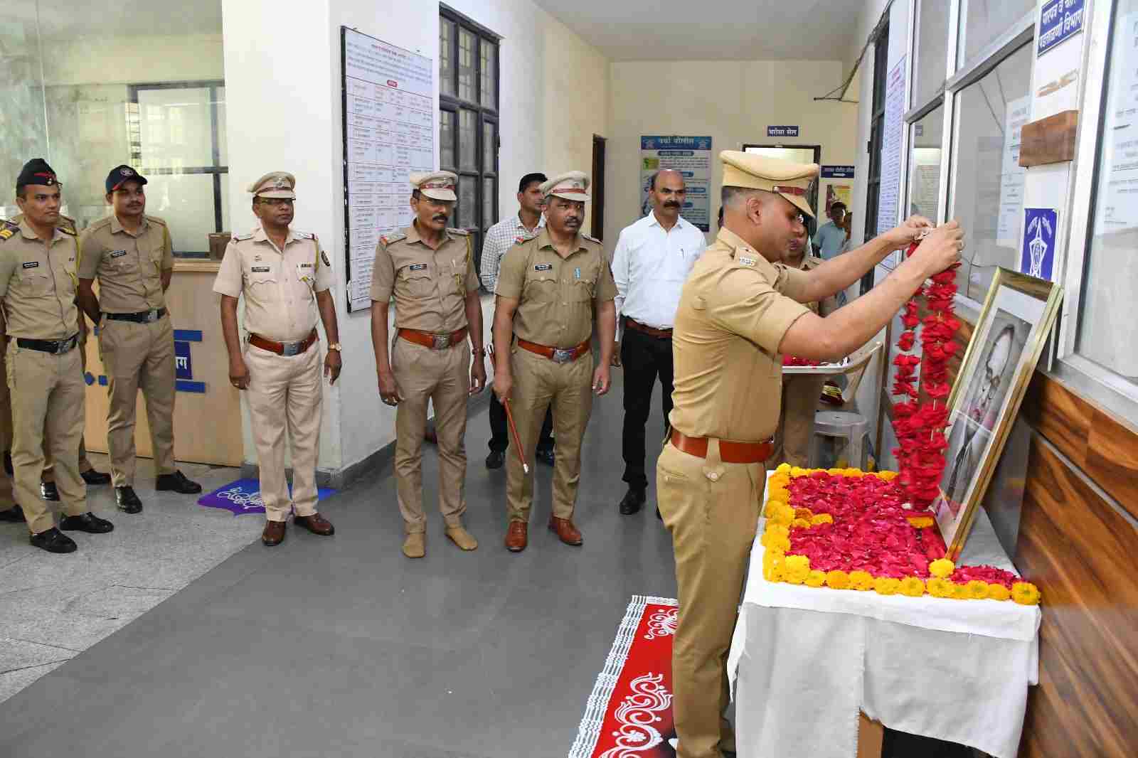पोलिस अधीक्षक कार्यालयात डॉ. बाबासाहेब आंबेडकर जयंतीनिमित्त अभिवादन