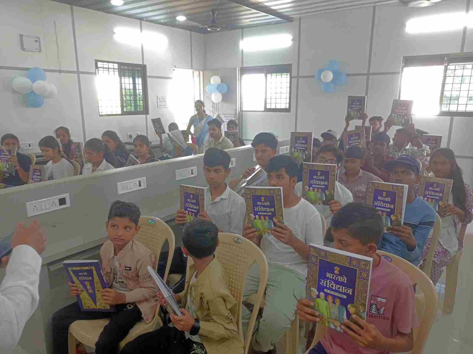 आंबेडकर जयंतीनिमित्त क्षितिज कॉम्प्युटर एज्युकेशन इन्स्टिट्यूटकडून संविधान प्रतींचे वितरण