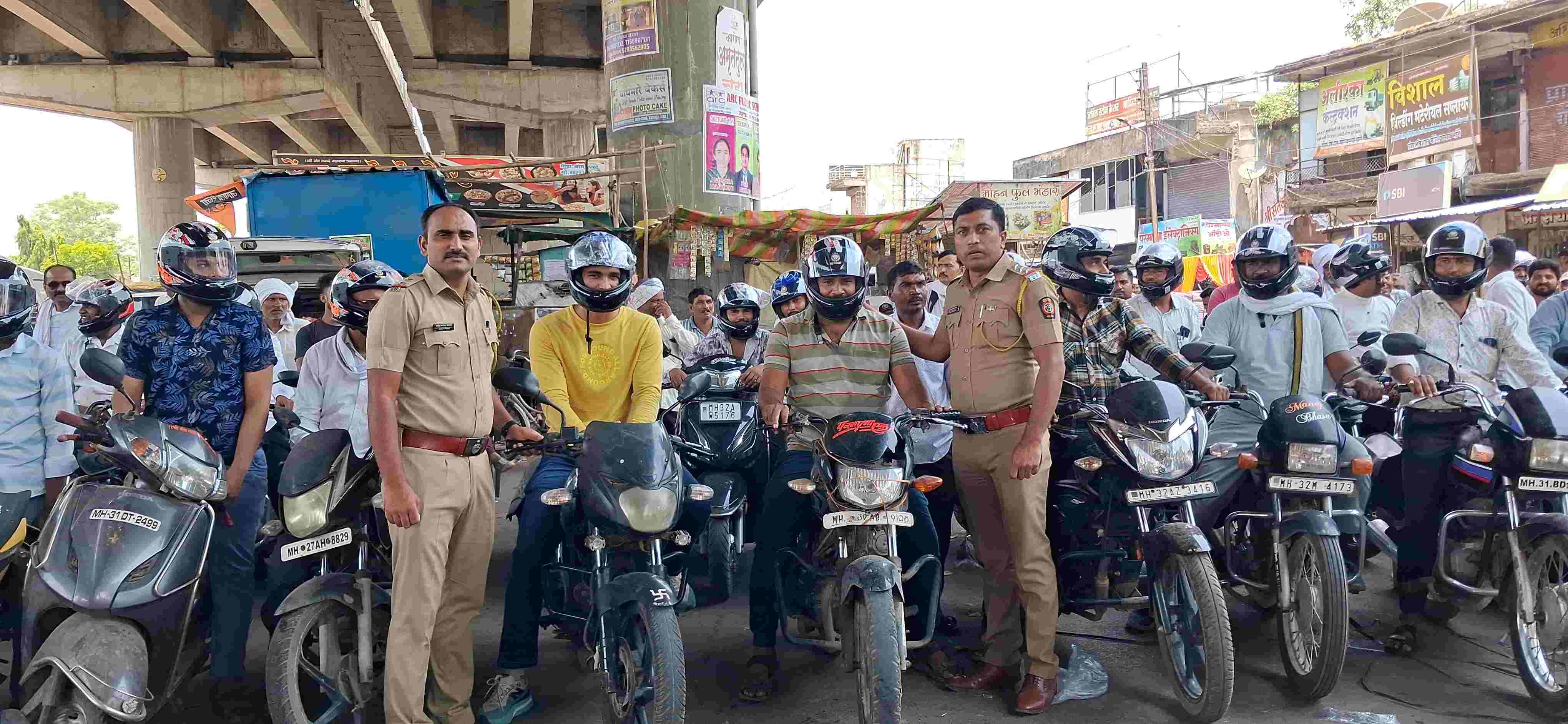 अपघात रोखण्यासाठी कारंजा पोलिसांचा पुढाकार; मोफत हेल्मेट वाटपातून जनजागृती