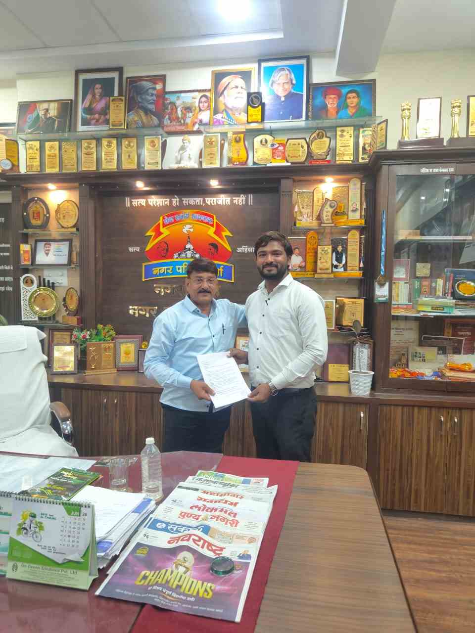 प्रभाग 17 की जनसमस्याओं को लेकर अतहर शेख ने नगराध्यक्ष एवं मुख्याधिकारी को सौंपा निवेदन