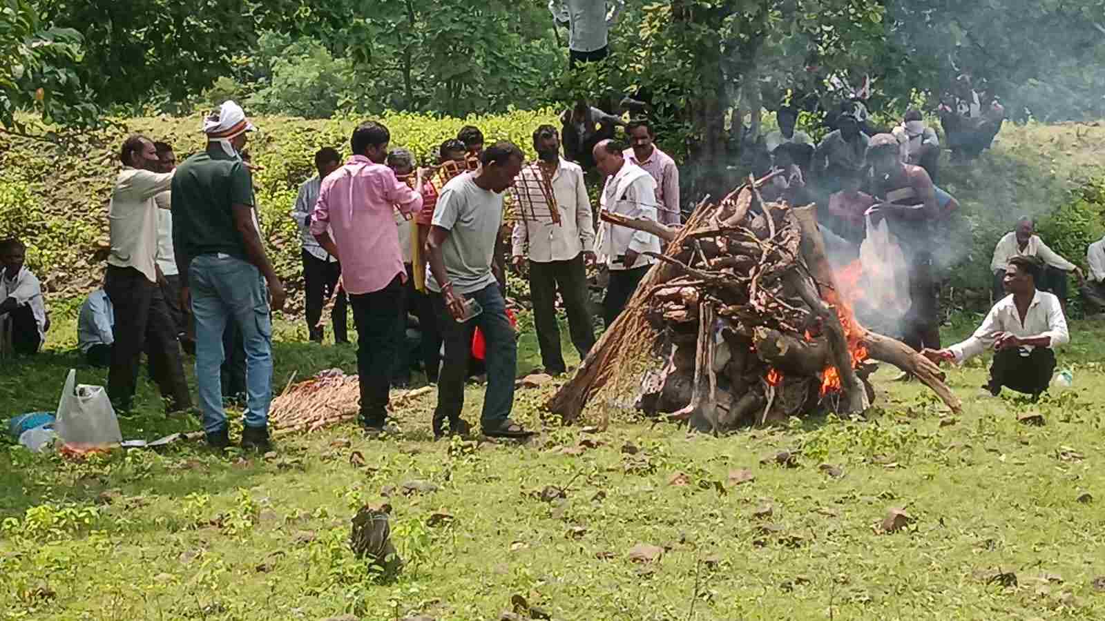 सात दिन बाद भगवान धुर्वे का अंतिम संस्कार, बेटे ने दी मुखाग्नि; प्रशासन के समाधान के बाद आंदोलन स्थगित