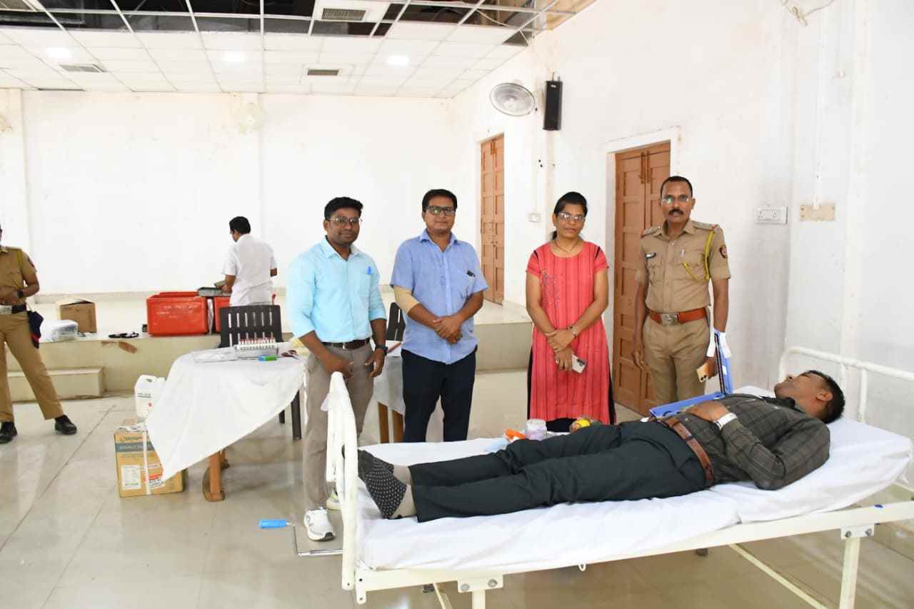 वर्धा जिल्हा पोलीस दलाचा सामाजिक बांधिलकीचा आदर्श; पोलीस मुख्यालयात रक्तदान शिबिर संपन्न