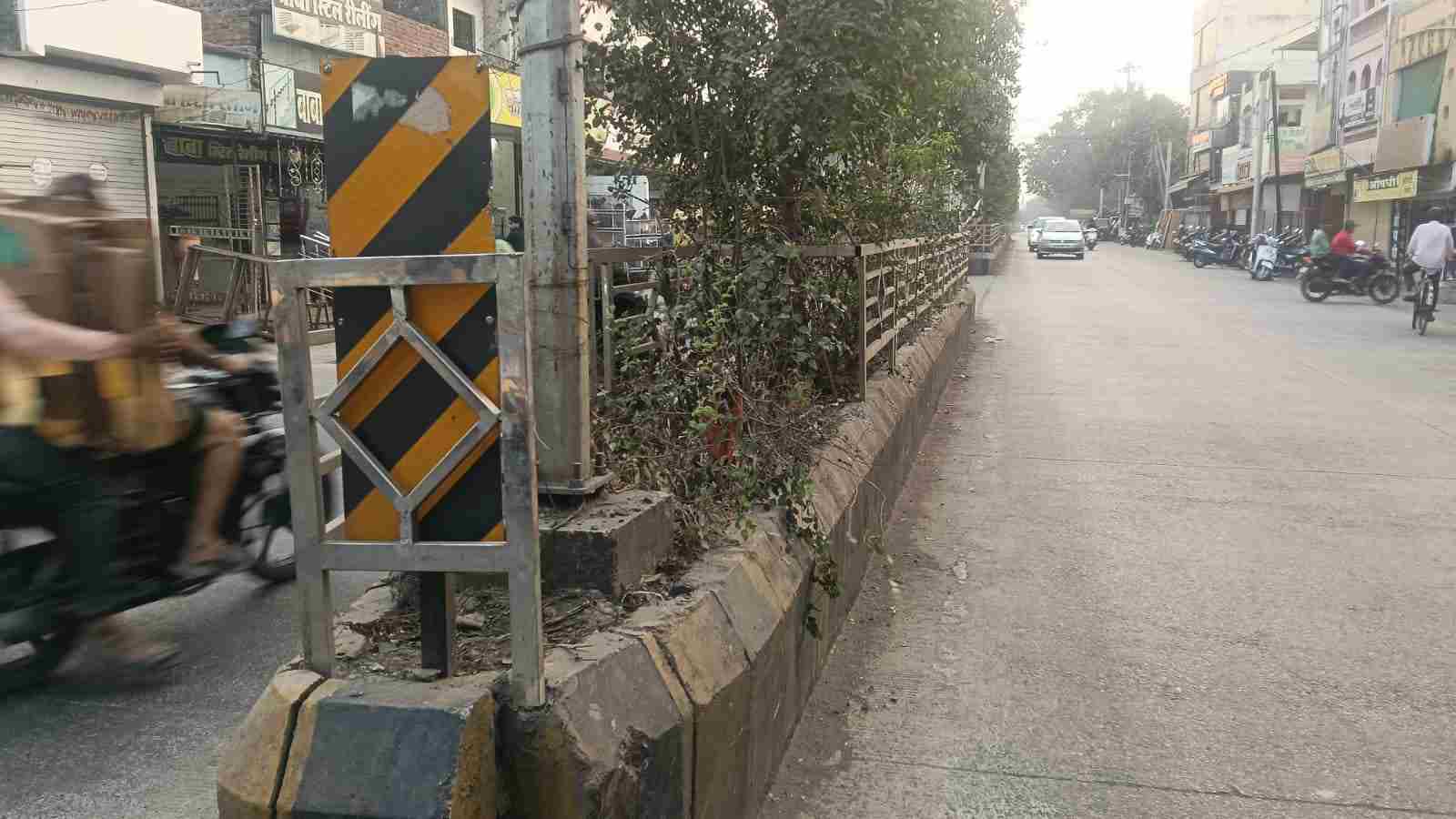 नई रेलिंग चंद दिनों में ध्वस्त; करोड़ों के सौंदर्यीकरण पर उठे सवाल