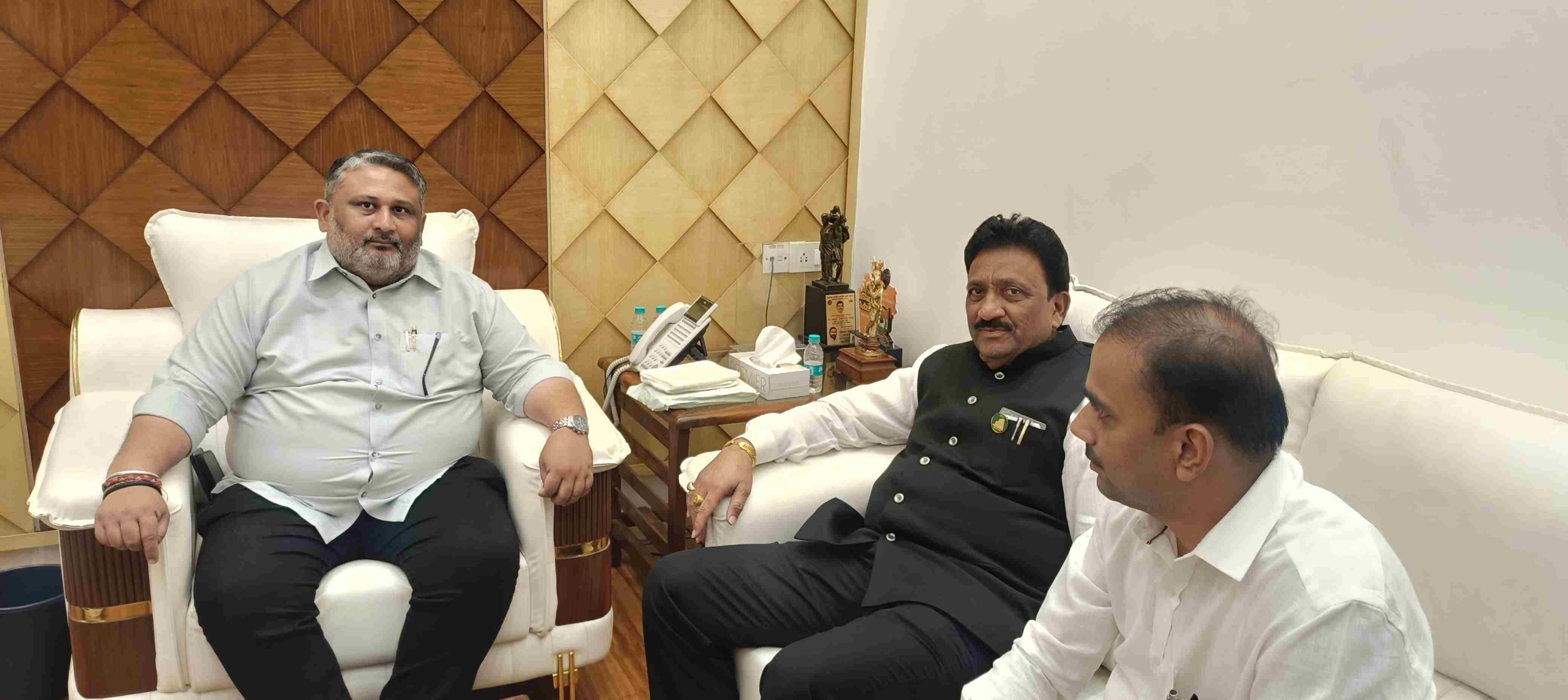 हजारो बांधकाम कामगारांचे अर्ज रखडविणाऱ्या अधिकाऱ्यांवर कारवाईची मागणी