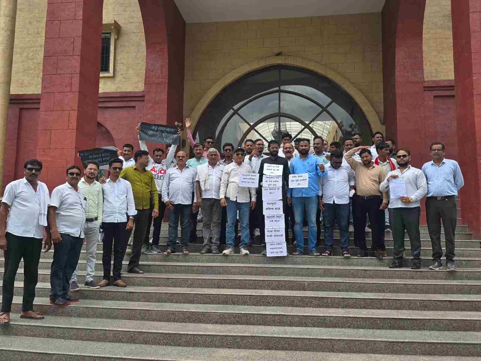 दिल्लीतील विद्यार्थी आंदोलनावरील दडपशाहीच्या निषेधार्थ वर्ध्यात राष्ट्रवादी युवक व विद्यार्थी काँग्रेसचे धरणे आंदोलन