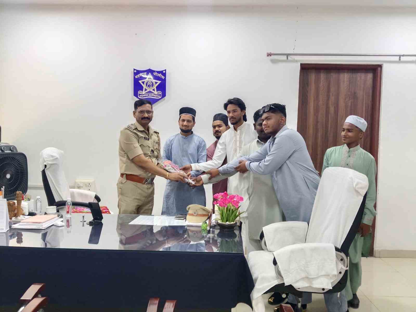 खालिद खान यांच्या नेतृत्वाखाली पोलिस ठाण्यात साजरी ईद; ‘ईद बंदोबस्त’चे कौतुक