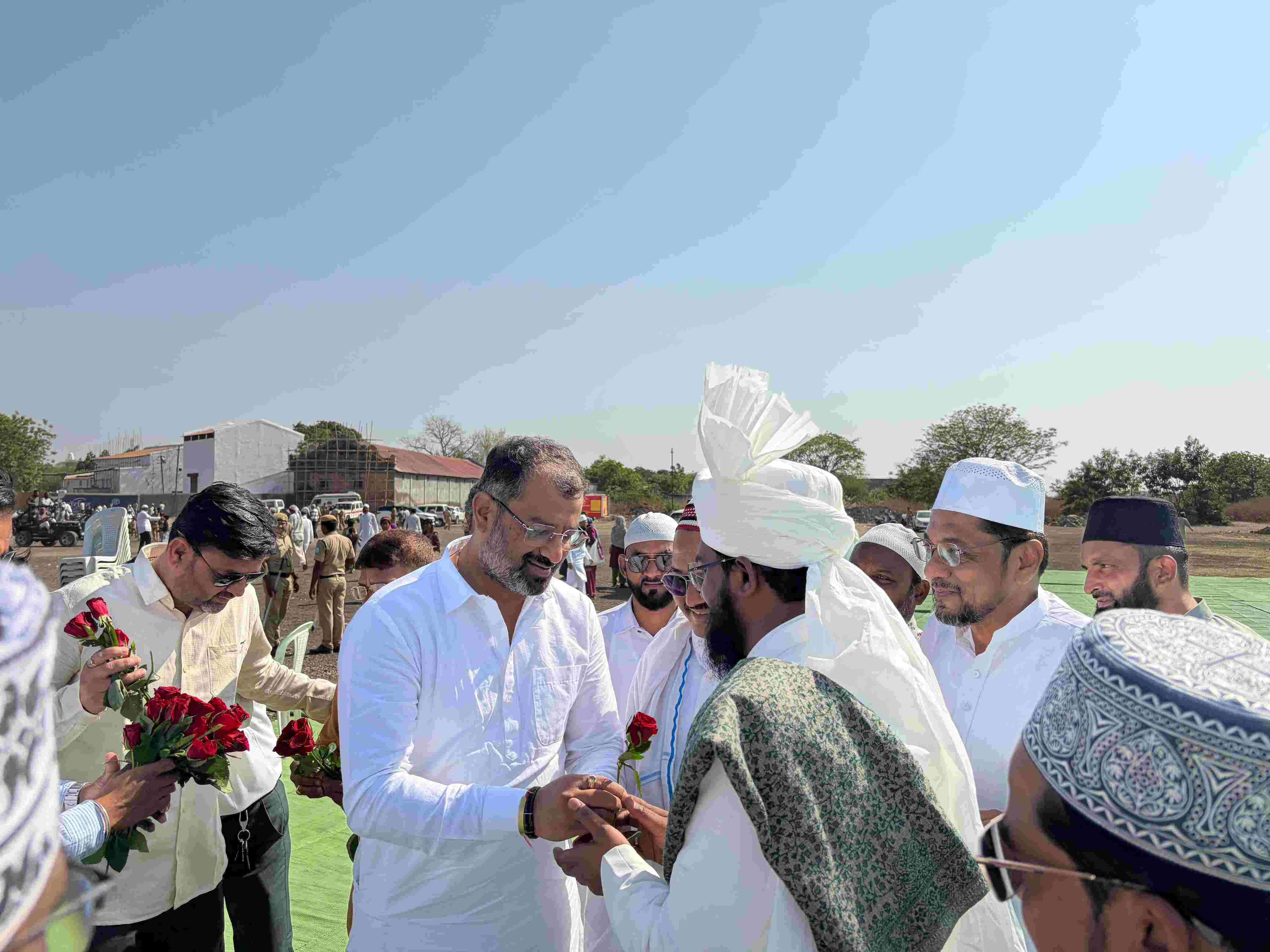 ईदगाह मैदान में गूंजी अमन-चैन की दुआएं सांसद अमर काले और सुधीर पांगुल ने दी ईद की मुबारकबाद