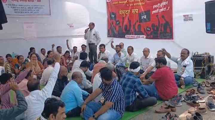 वर्धा जिल्ह्यात राज्य कर्मचाऱ्यांचा बेमुदत संप सुरू,शासकीय कार्यालये ओस; नागरिकांच्या कामकाजावर परिणाम