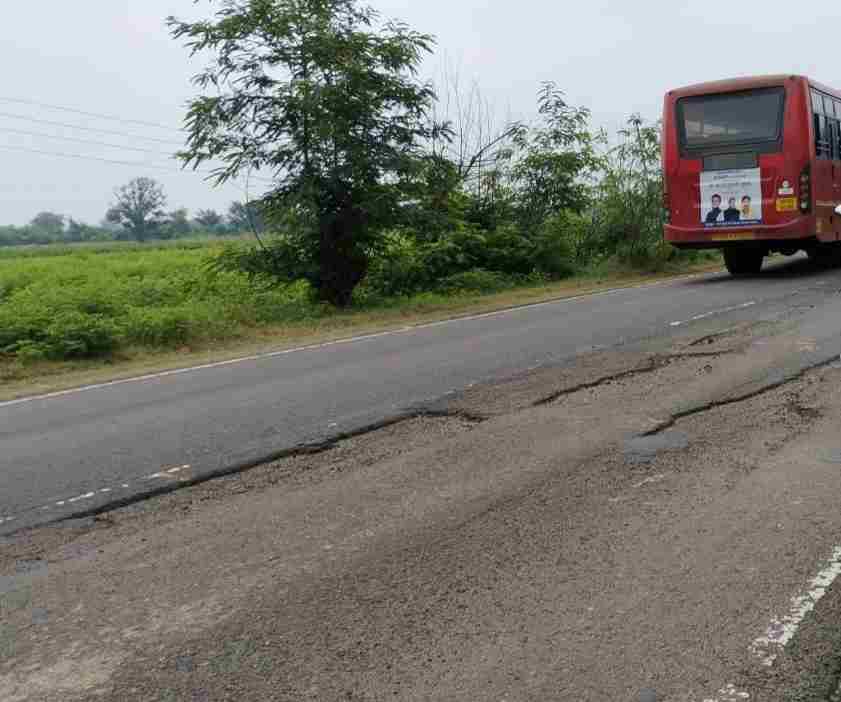 शिरसगाव-अल्लीपूर मार्गावरील जीवघेणा खड्डा; सात दिवसांत पाच अपघात