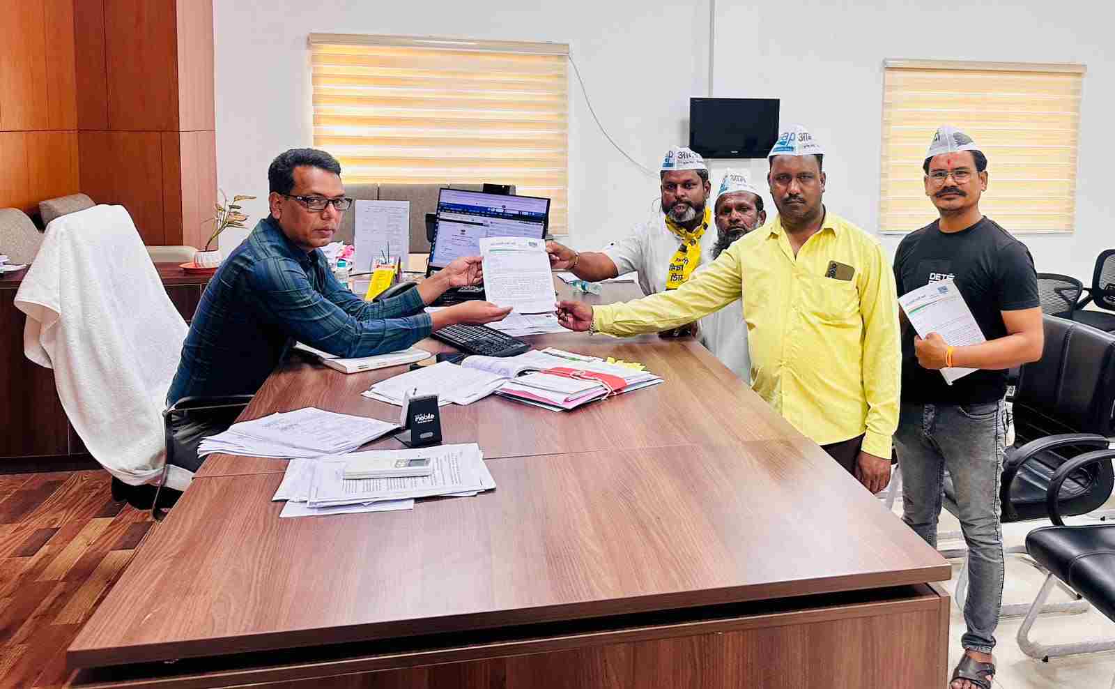 किसानों को कर्ज के बोझ से मुक्त करें, पूरे महाराष्ट्र में सूखा घोषित करें