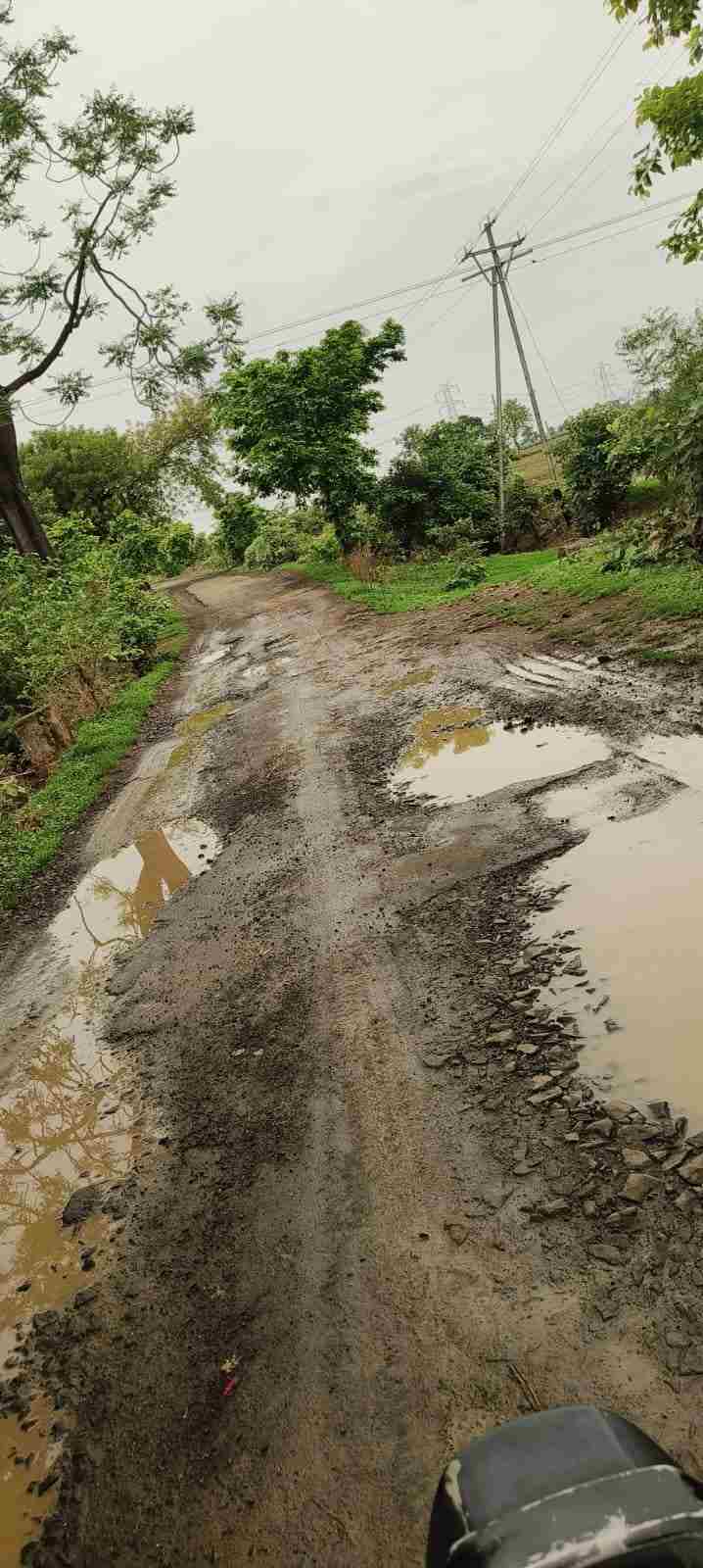 वडनेर–टेंभा रस्त्यावर खड्ड्यांचे साम्राज्य; वाहनचालक त्रस्त