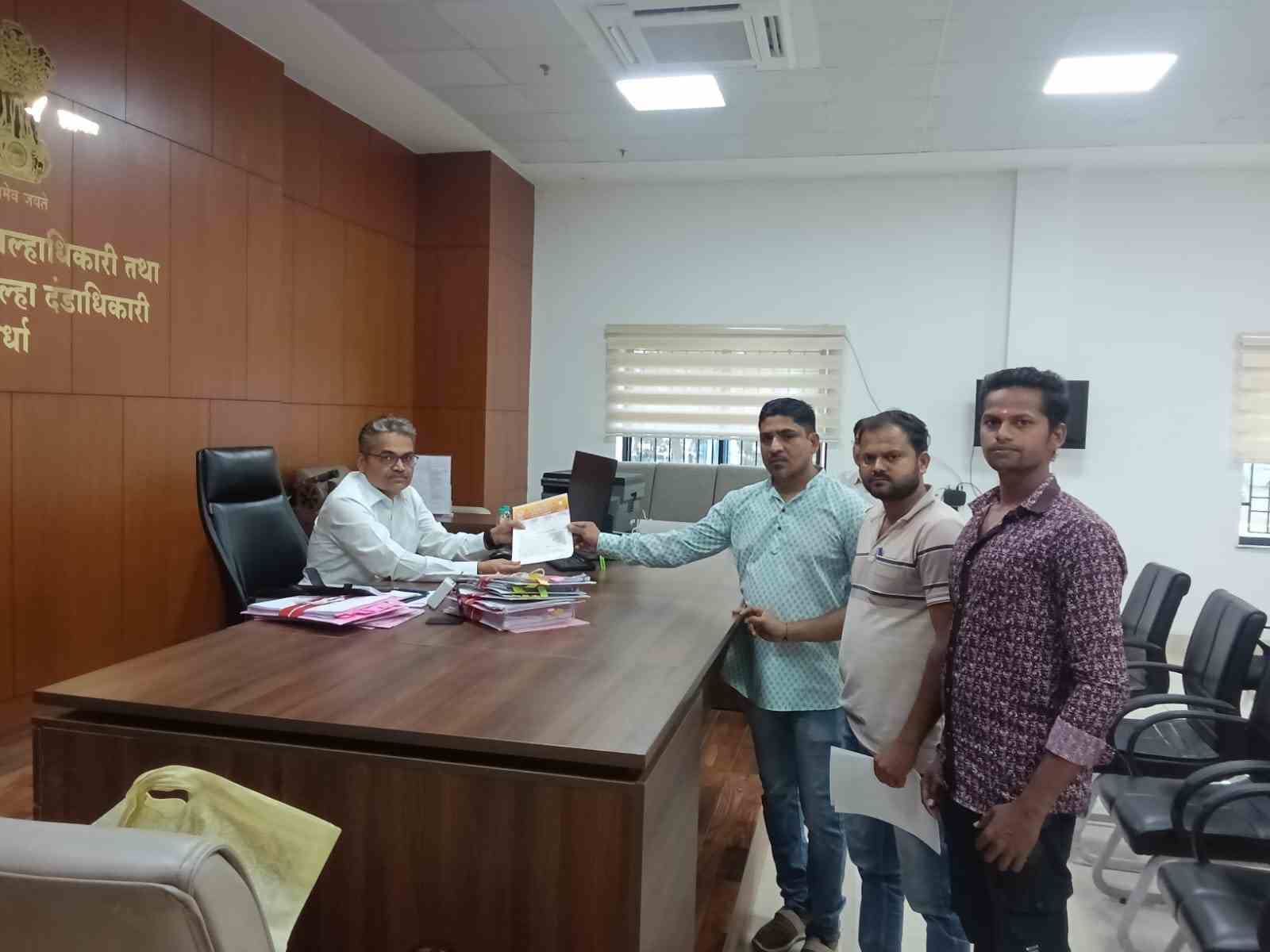 गौशाळेजवळील लॉनमध्ये फटाक्यांवर संपूर्ण बंदी घालण्याची जिल्हाधिकाऱ्यांकडे मागणी