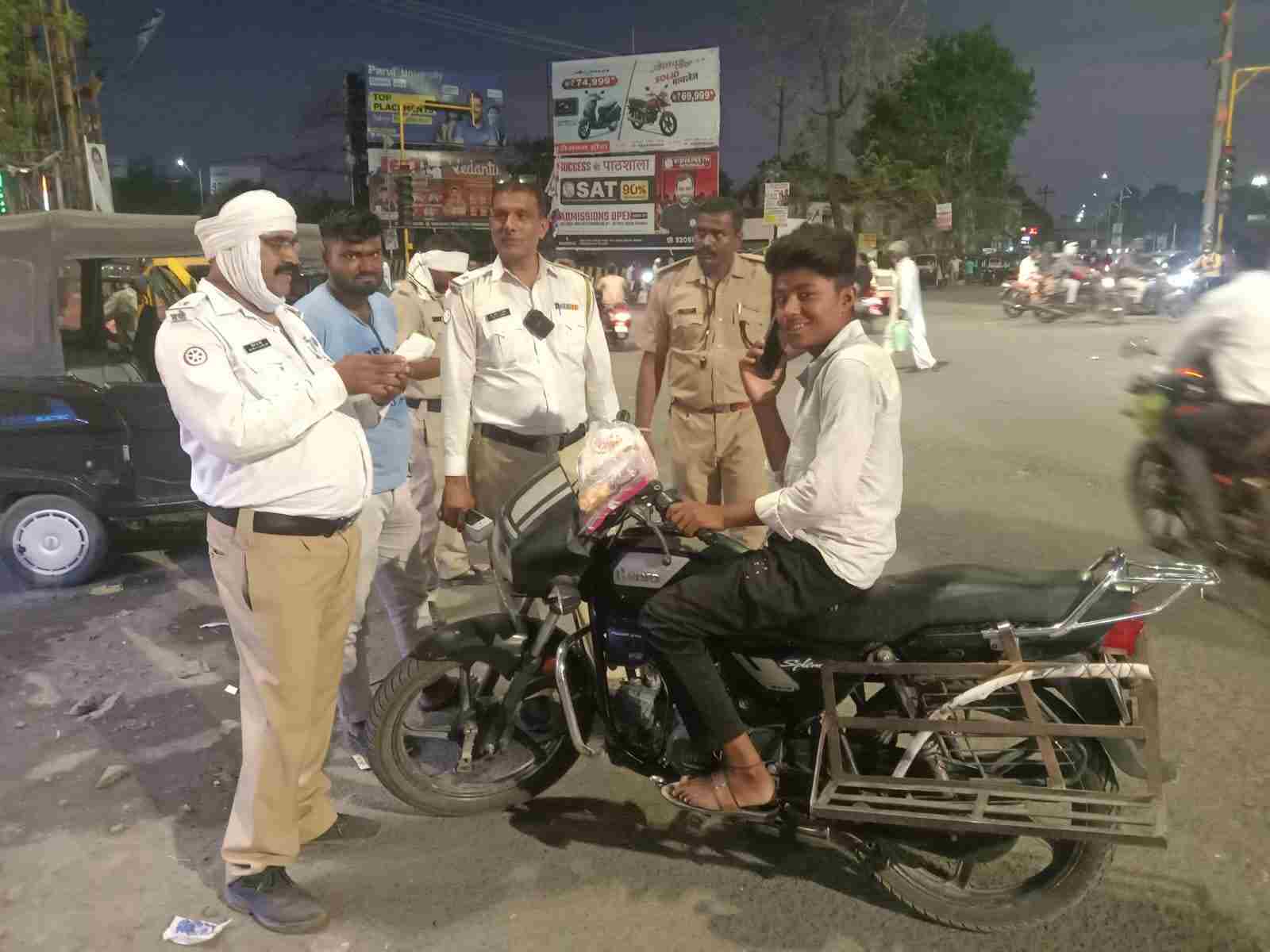अल्पवयीन वाहन चालकावर वाहतूक शाखेची कारवाई; ५ हजारांचा दंड