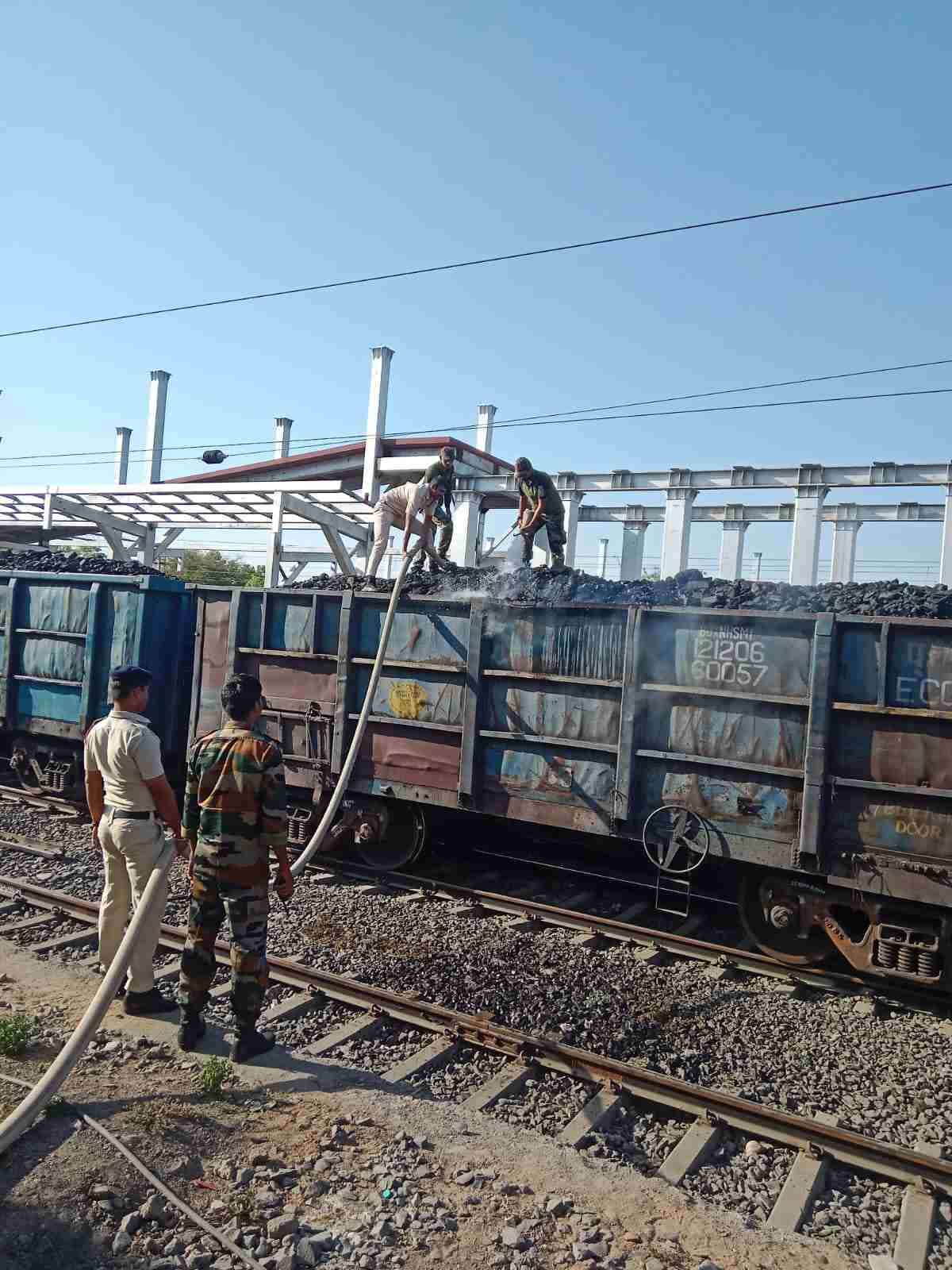 रेल्वे डब्याला भीषण आग; सतर्कतेमुळे टळली मोठी दुर्घटना