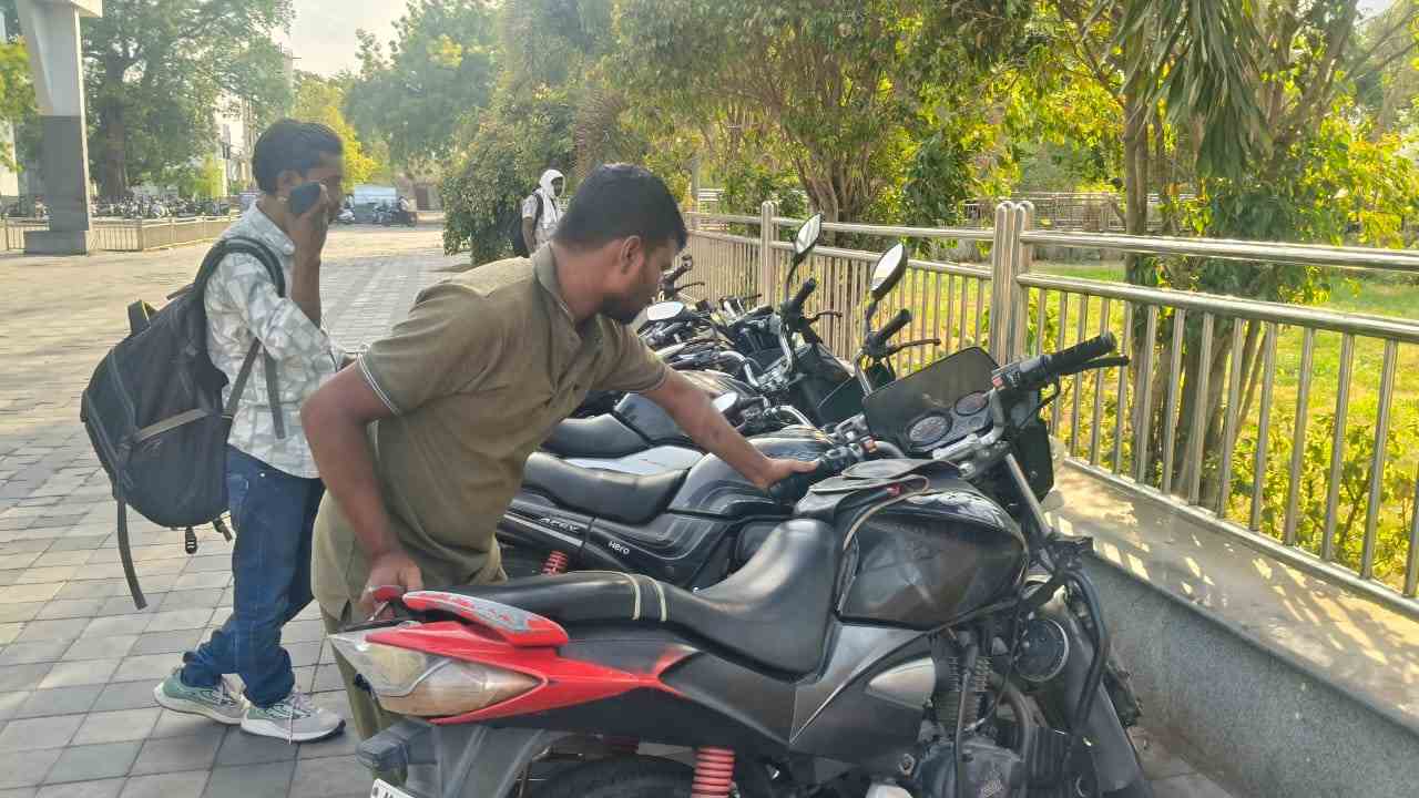 वर्धा रेल्वे स्टेशन परिसरात पार्किंग ठेकेदाराची मनमानी; नागरिकांकडून कारवाईची मागणी