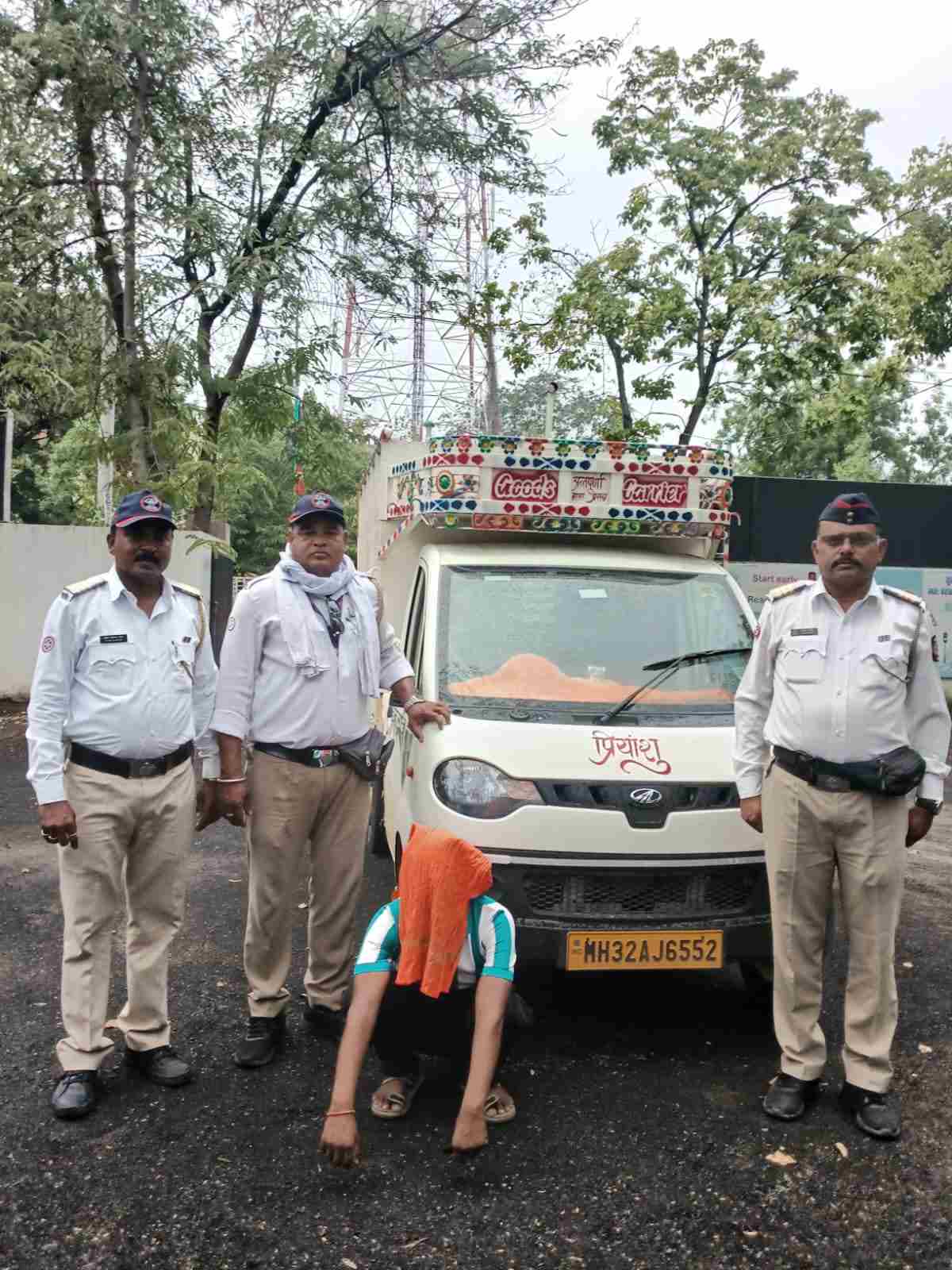 दारूच्या नशेत मालवाहू वाहन चालविणाऱ्या चालकावर कारवाई; वाहन जप्त विशेष नाकाबंदी मोहिमेत वाहतूक पोलिसांची कारवाई