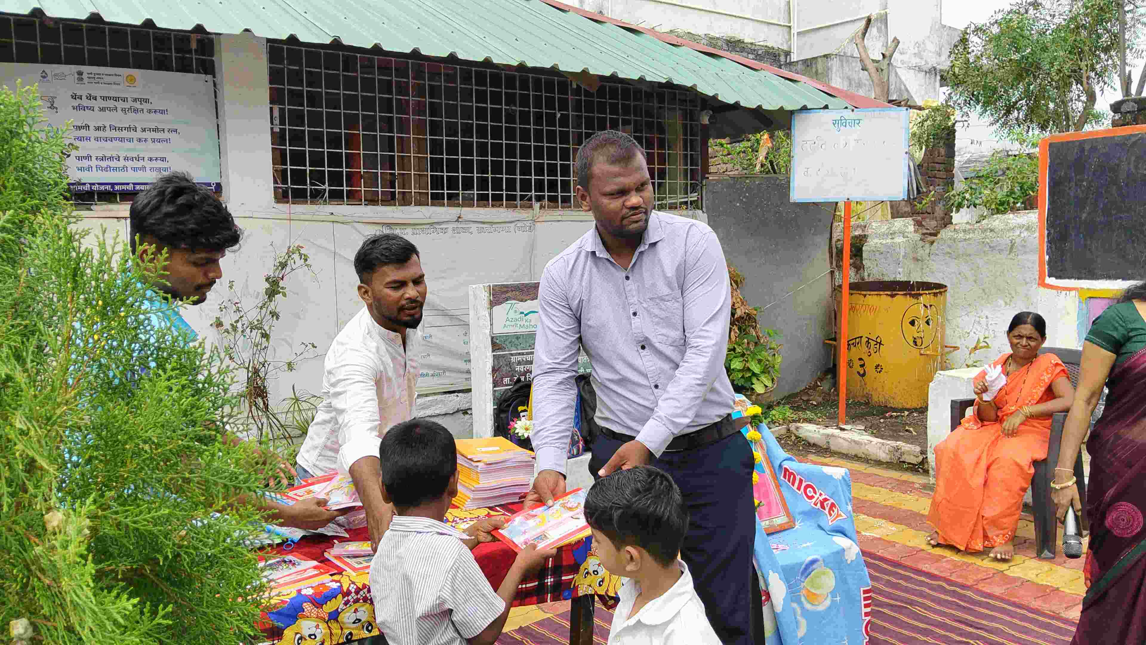 युवा परिवर्तन की आवाज सामाजिक संघटनेचा संस्थापक अध्यक्ष निहाल पांडे यांच्या वाढदिवसानिमित्त विद्यार्थ्यांना शालेय साहित्याचे वाटप
