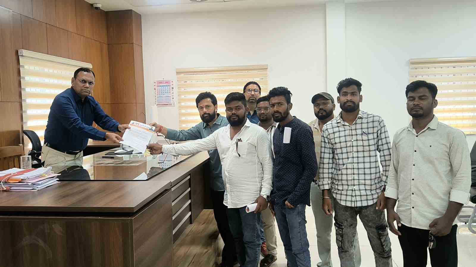युवा परिवर्तन सामाजिक संघटनेचे जिल्हाधिकारी कार्यालयात निवेदन वर्धा जिल्ह्यातील आरोग्यव्यवस्थेचा तातडीने आढावा घ्या; रेफरल, ICU-बेड व रक्त उपलब्धतेची चौकशी करा