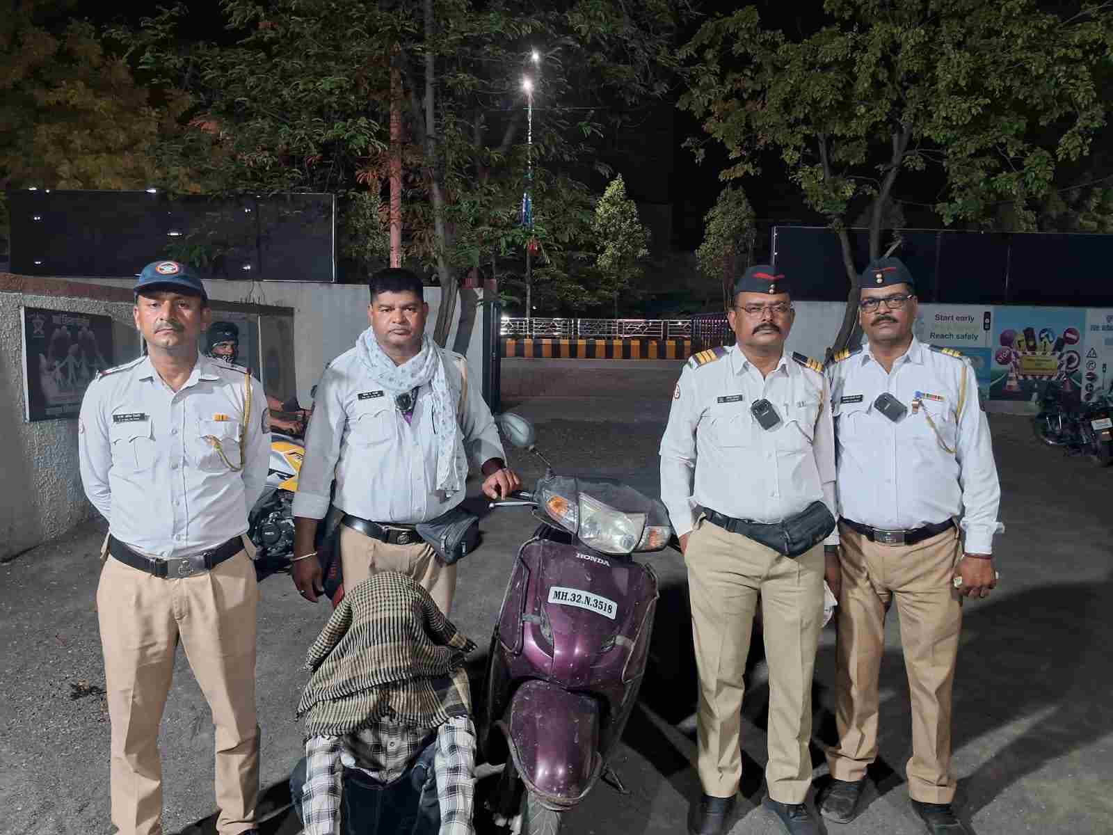 दारू पिऊन वाहन चालविणाऱ्यांवर वाहतूक पोलिसांची कारवाई; तिघांविरुद्ध गुन्हे दाखल