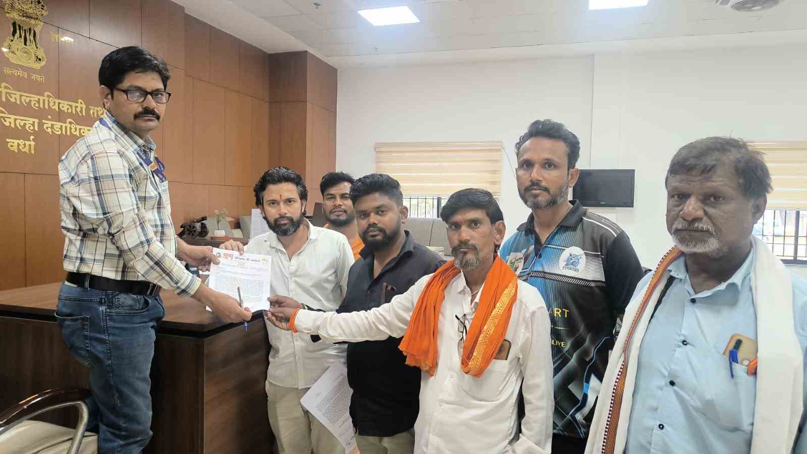 वर्धा जिल्ह्यात रेती वाहतूक करणाऱ्या ओव्हरलोड व अतिवेगाने धावणाऱ्या वाहनांमुळे नागरिकांच्या जीवितास निर्माण झालेला धोका व संबंधित प्रकारांची चौकशी करून तात्काळ कारवाई करण्याबाबत.