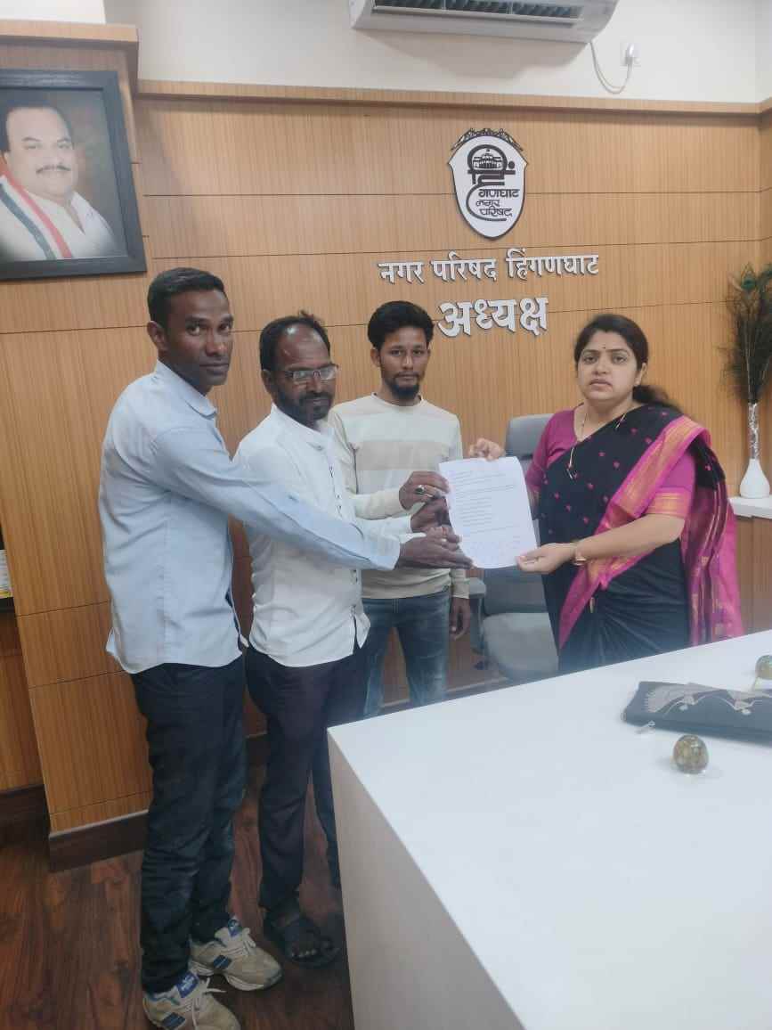 AIMIM कार्यकर्ताओं ने नगराध्यक्ष को सौंपा ज्ञापन, नाले की सफाई और ढक्कन लगाने की मांग
