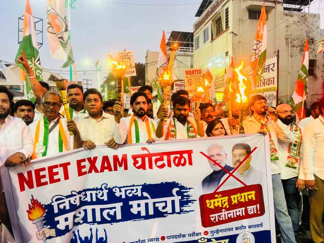 नीट पेपरफुटीच्या निषेधार्थ वर्ध्यात युवक काँग्रेसचा मशाल मोर्चा; धर्मेंद्र प्रधान यांच्या राजीनाम्याची मागणी