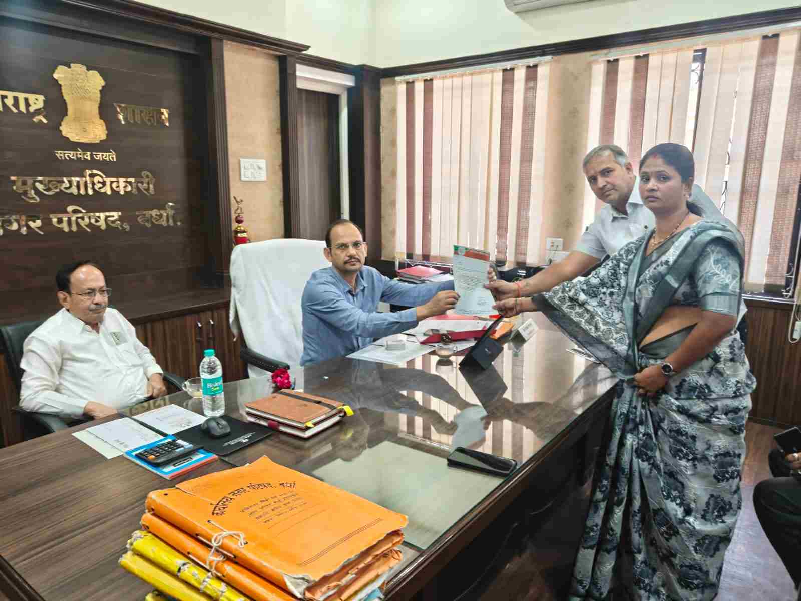 25 वर्षों से बसे परिवारों को मिले हक का भूखंड पार्षद अभिषेक त्रिवेदी व मोहिनी आड़े की प्रशासन से ठोस मांग