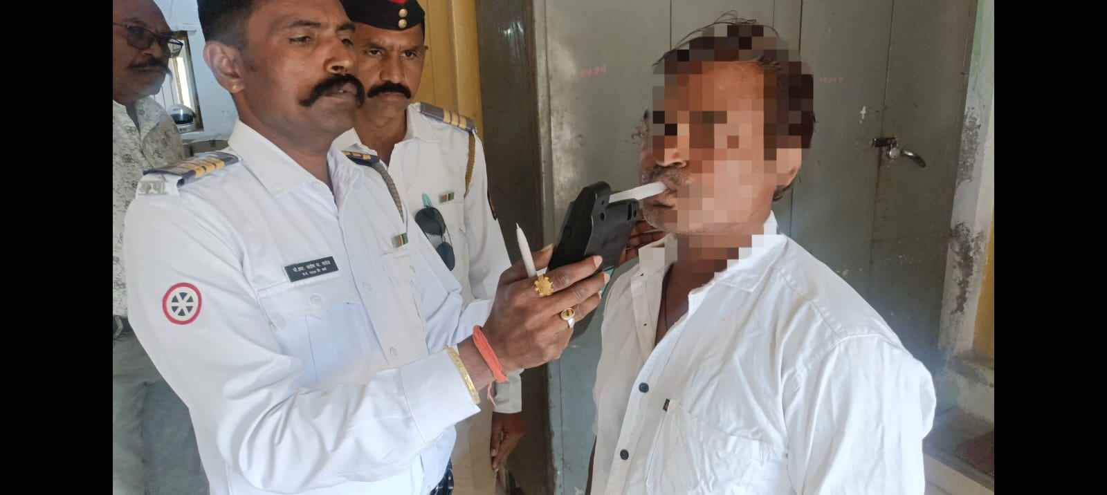 वर्धा यातायात पुलिस की सख्त कार्रवाई: नशे में वाहन चलाने वाले दो चालक गिरफ्तार, वाहन जब्त