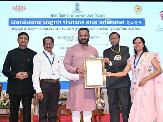 ग्रामपंचायत अधिकारी वंदना वाढई यांचा ग्रामविकास व पंचायत राज विभाग मंत्र्यांच्या हस्ते गौरव