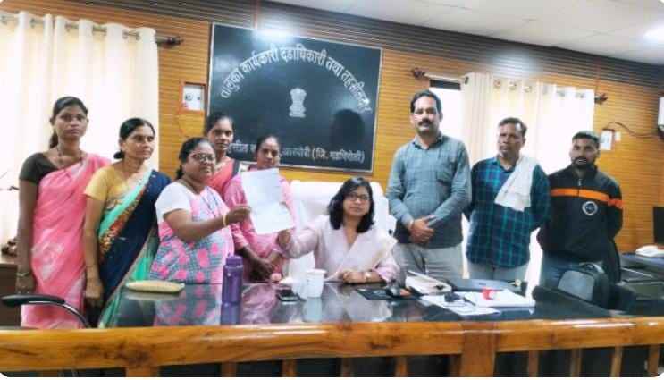 आरमोरी बचाव समिती तर्फे सार्वजनिक बांधकाम विभागाप्रती तहसीलदार यांना निवेदन