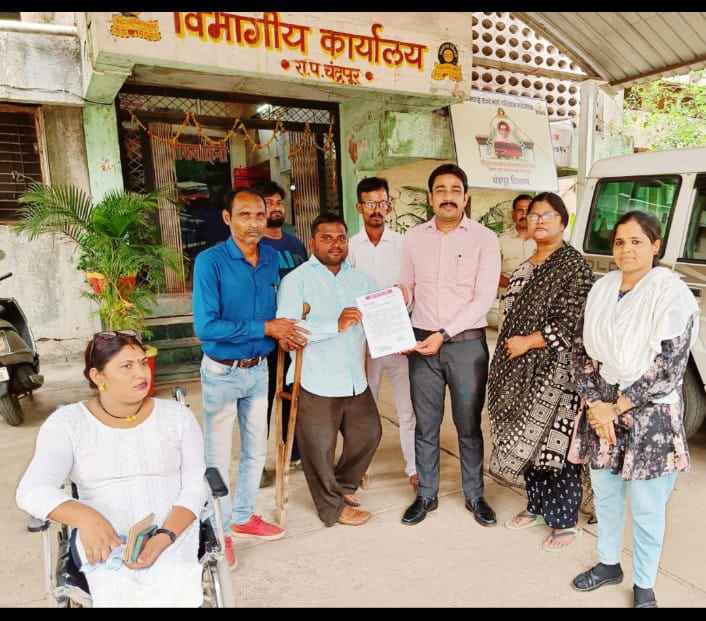 दिव्यांग हक्क संघर्ष सौंपा परिवहन विभाग चंद्रपुर डीटीओ सहाब को सौंपा ज्ञापन