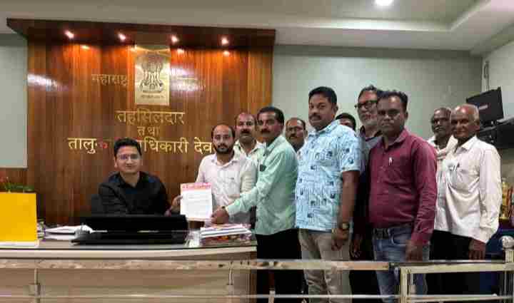 क्रांतिकारी शेतकरी संघटना व युवा संघर्ष मोर्चाच्या वतीने तहसीलदार यांना निवेदन