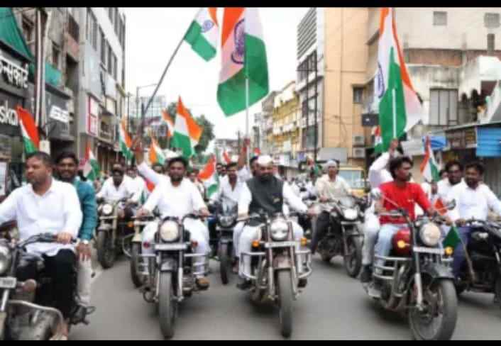 तिरंगा बाईक रॅलीत आ. किशोर जोरगेवार स्वतः बाईक चालवत सहभागी