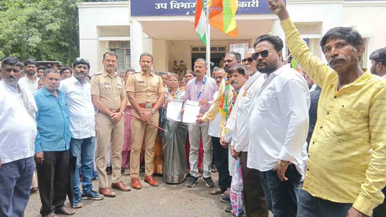 नीट पेपरफुटी व विद्यार्थी लाठीहल्ल्याच्या निषेधार्थ वसमत कडकडीत बंद,उपविभागीय अधिकाऱ्यांना निवेदन