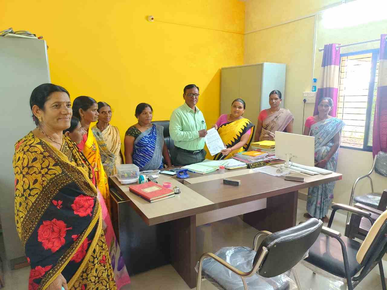 ढगे लेआऊट अल्लिपुर येथिल महीलांचे ग्रामपंचायतला निवेदन