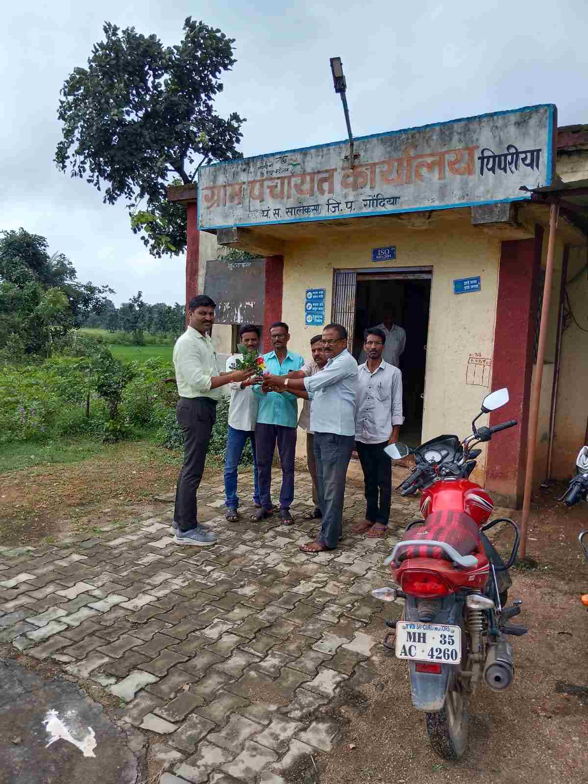 एकात्मिक आदिवासी विकास प्रकल्पाचे प्रकल्प अधिकारी उमेश काशिद यांनी दिली पिपरिया ग्रा.प. ला भेट