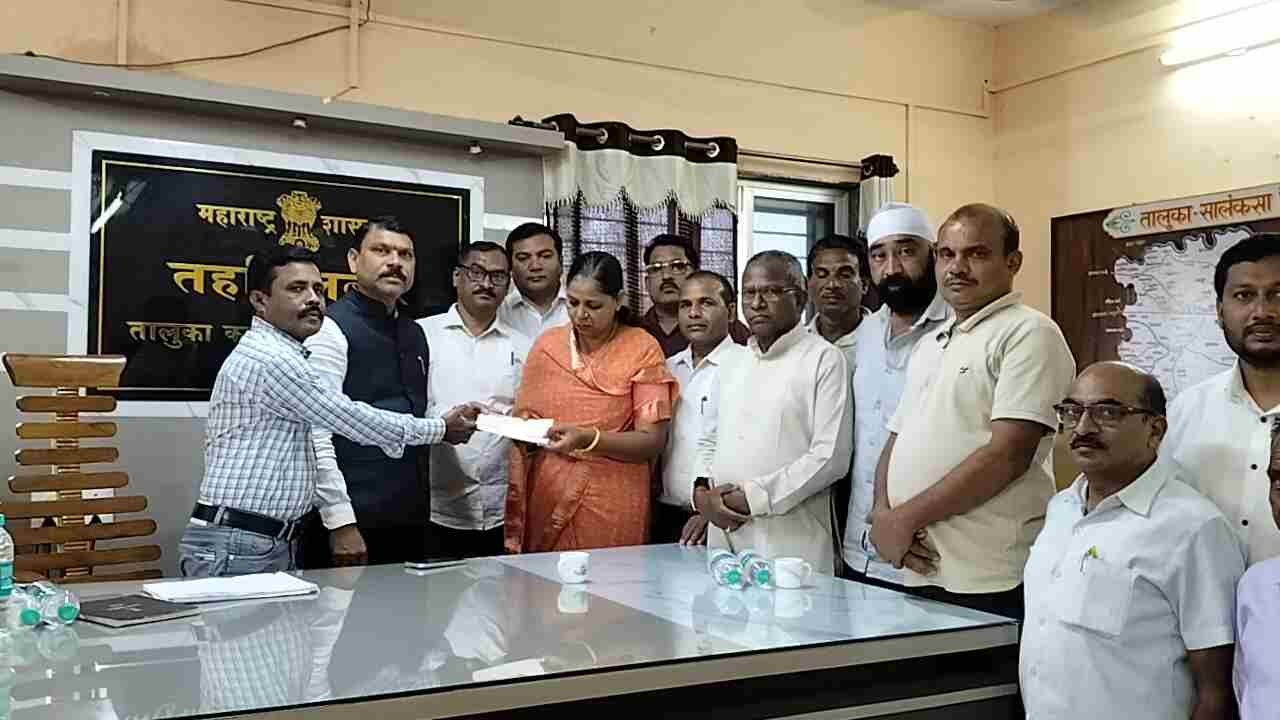 सालेकसा येथे आमदार संजय पुराम यांच्या हस्ते मृतक टिकेशचंद्र शंकरलाल मडावी यांच्या  पत्नीला 4 लाख रुपयांचा धनादेश वितरित