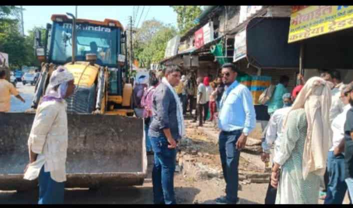 बल्लारपूर शहरात अतिक्रमण विरुद्ध नगर परिषदेची मोठी कारवाई बुलडोजर मोहीमेमुळे खळबळ