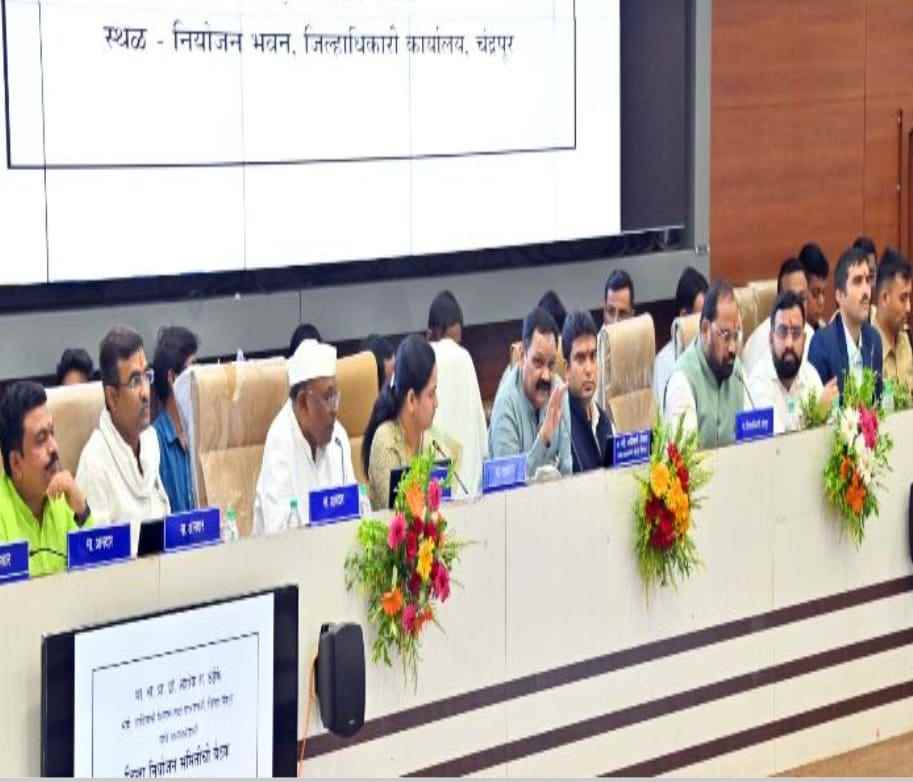 सर्वांना विश्वासात घेऊन निधीचे वाटप करण्याची पालकमंत्र्यांची ग्वाही : जिल्हा नियोजन समितीची बैठक
