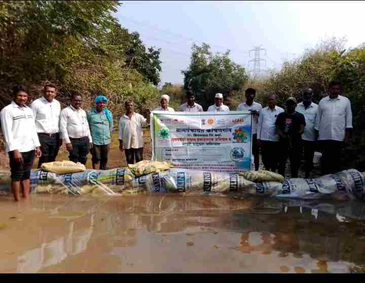 लोकसहभागातून बांधण्यात आला बंधारा