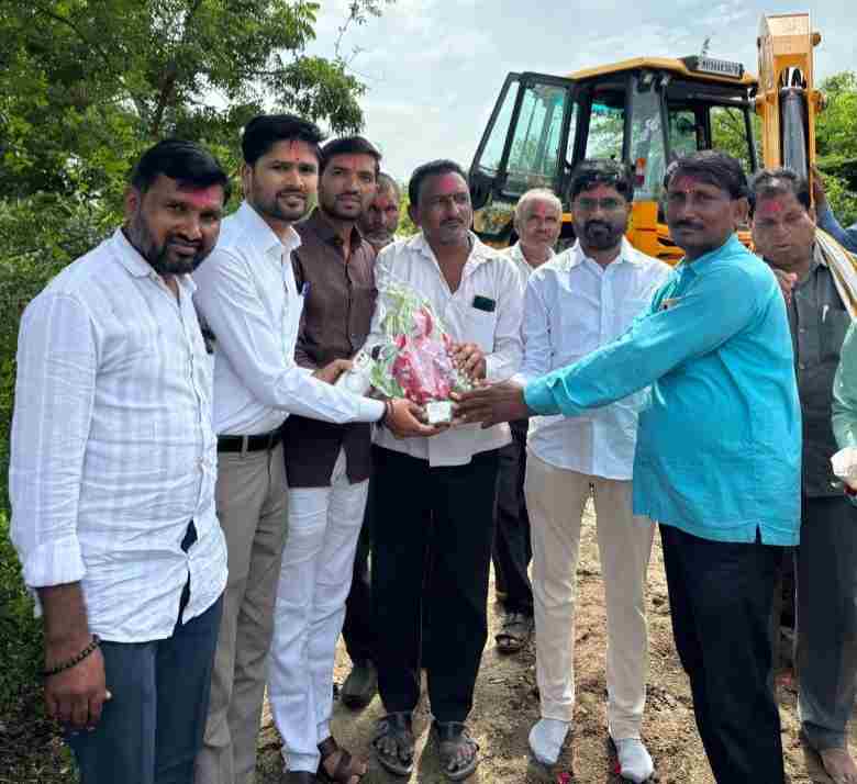 पिंपराळा येथील महादेव मंदिराचा रस्ता स्वखर्चातून दुरुस्त