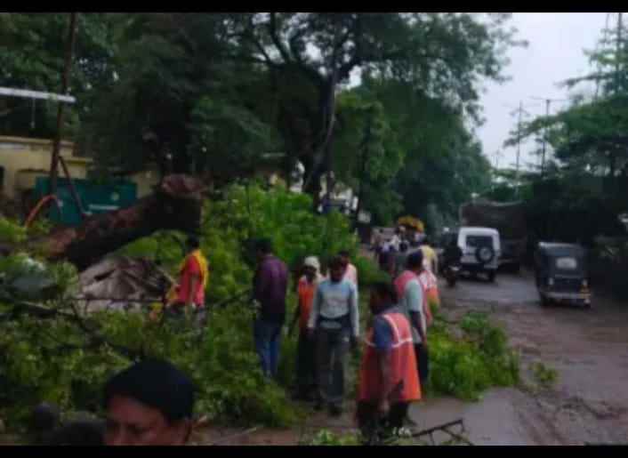 नगर परिषदेने दोन तासांत खुला केला मुख्य मार्ग,ठेकेदारावर कारवाईची नागरिकांची मागणी