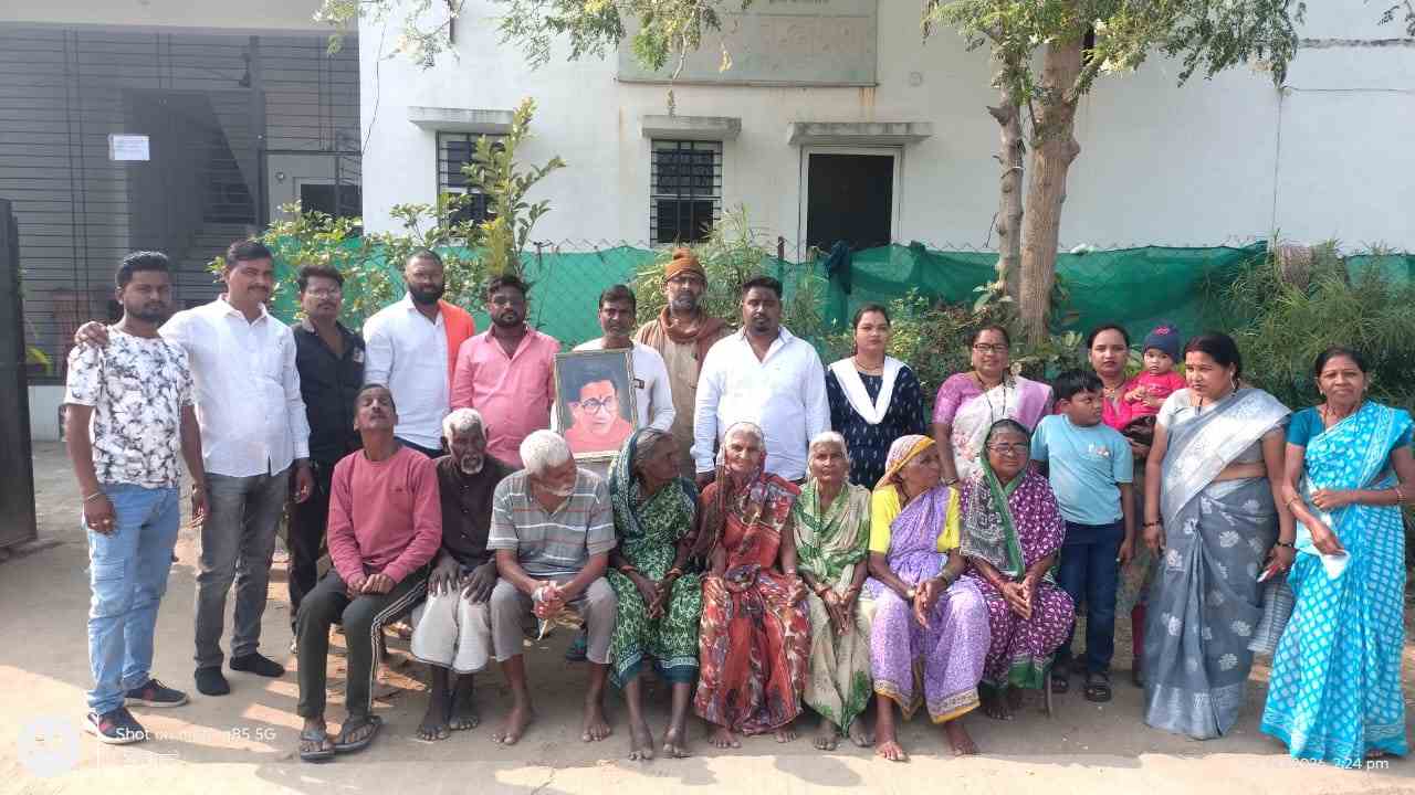 हिंदुहृदयसम्राट बाळासाहेब ठाकरे शताब्दी जयंतीनिमित्त हिंगणघाट येथे शिवसेनेतर्फे वृद्धाश्रमात स्नेहभोजन कार्यक्रम