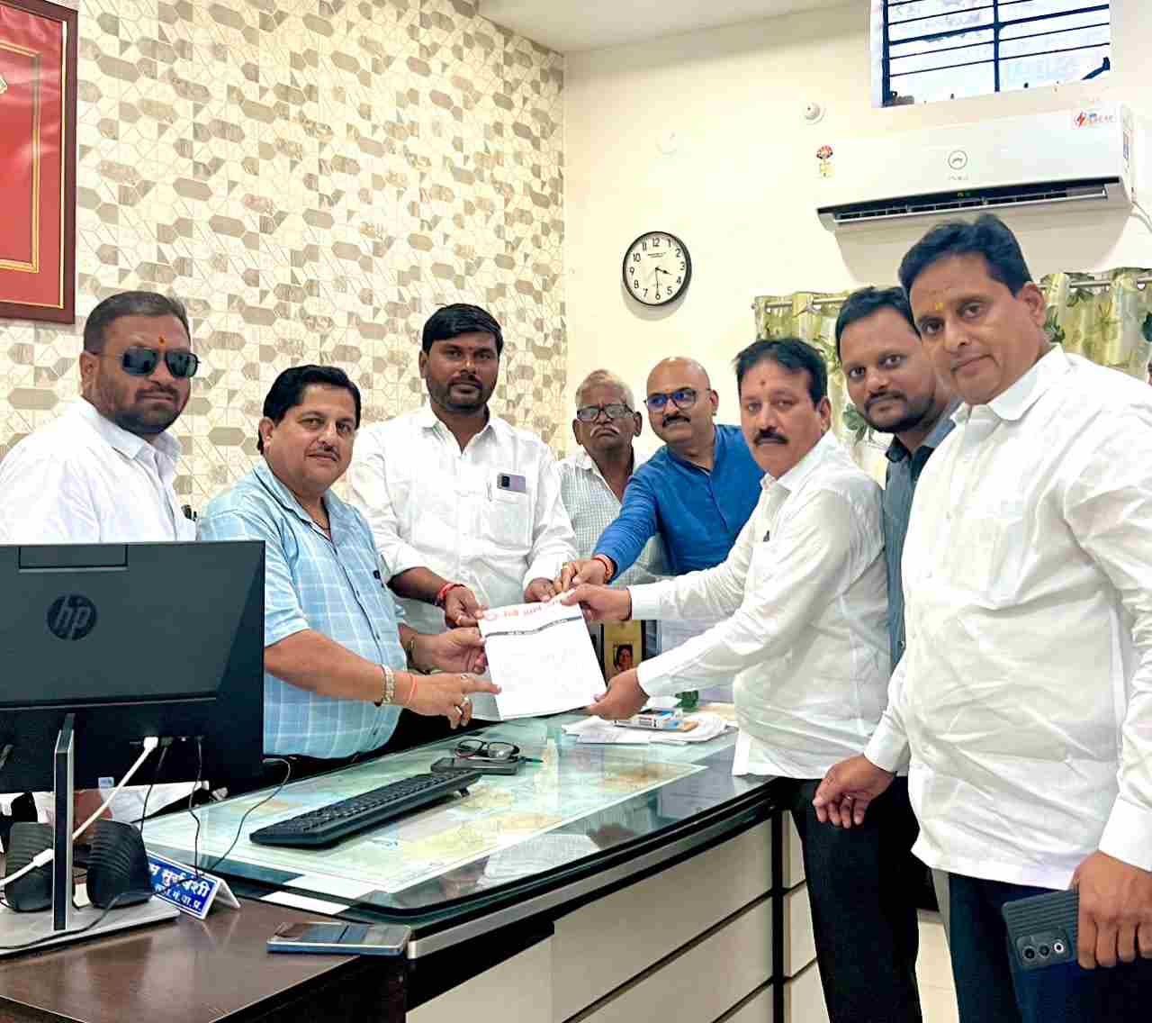 वसमत रेल्वे संघर्ष समितीच्या वतीने दक्षिण मध्य रेल्वेच्या महाव्यवस्थापकास मागण्यांचे निवेदन