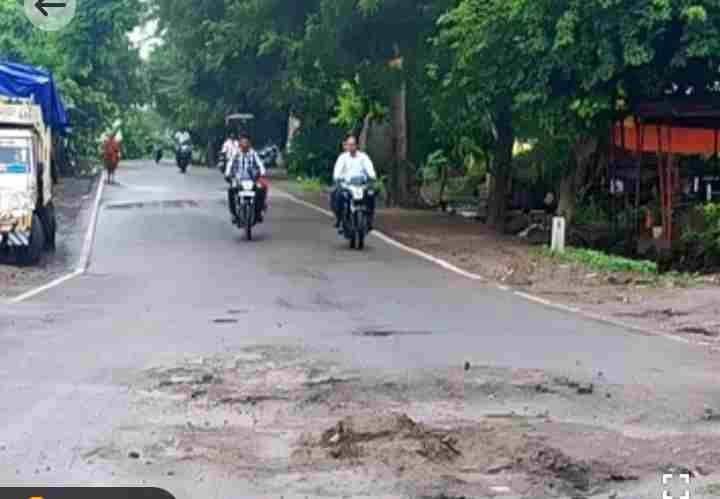 सहा महिन्यांतच रस्त्यावर खड्ड्यांची मालिका – सार्वजनिक बांधकाम विभागाचे दुर्लक्ष?
