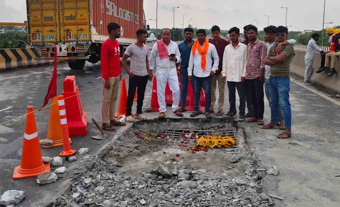 नांदगाव चौरस्त्यावरील पुलाला पडलेल्या खड्याला महाराष्ट्र नवनिर्माण सेनेने श्रदांजली अर्पण केली